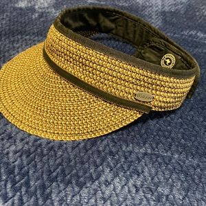 Wallaroo Women’s Sun Visor adjustable with black strap